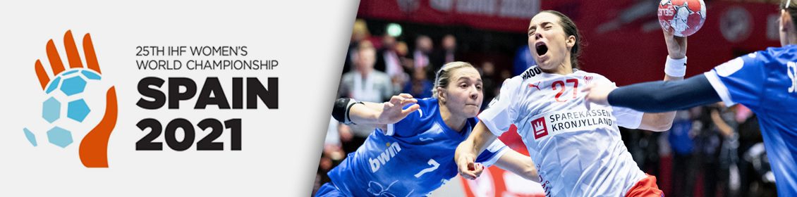 Naisia pelaamassa käsipalloa